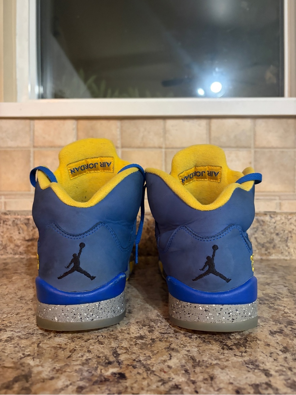 Jordan 5 Laney - Picture 2 of 5
